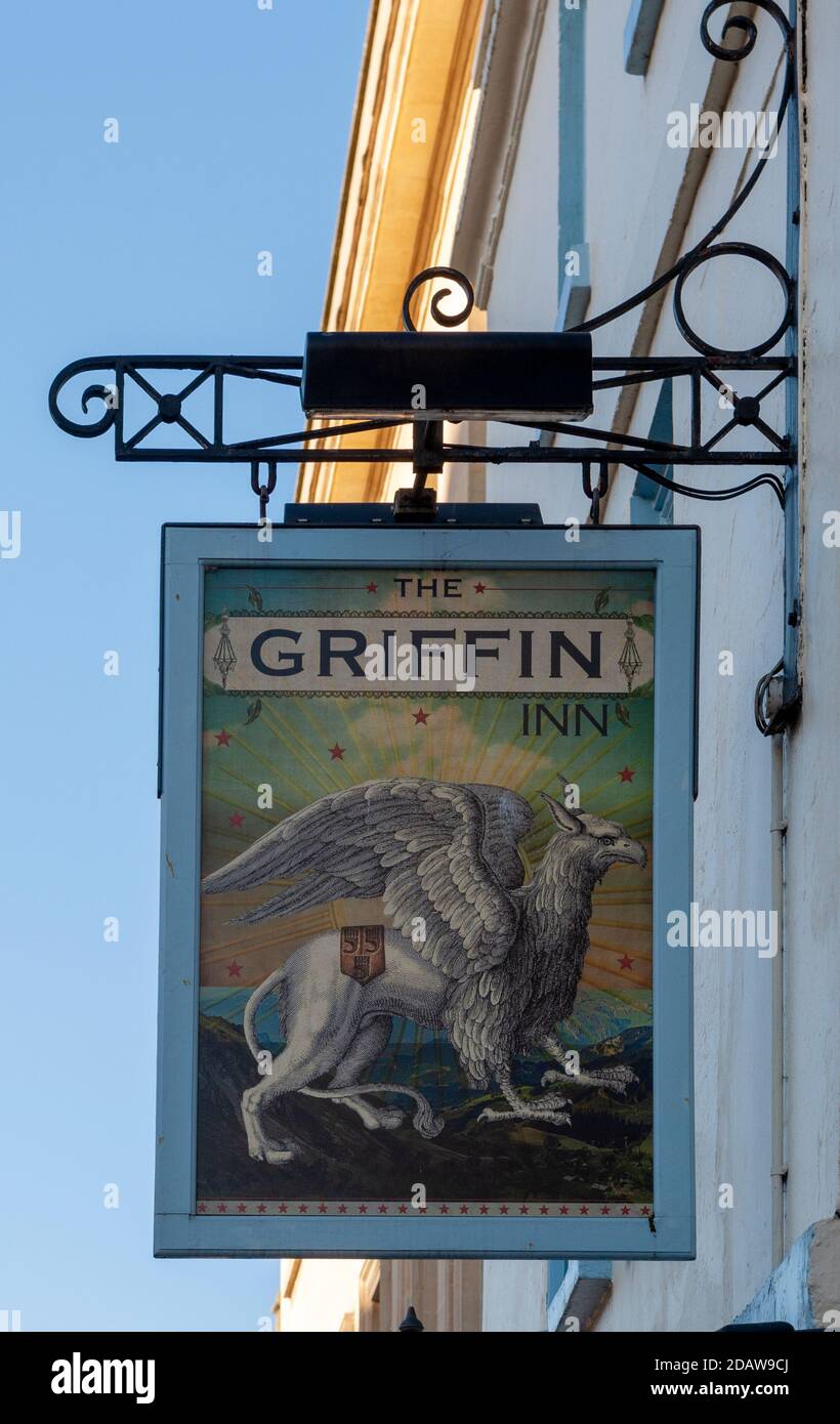 Traditionelles hängendes Pub-Schild am Griffin Inn - öffentliches Haus - Monmouth Street, Bath, Somerset, England, Großbritannien Stockfoto