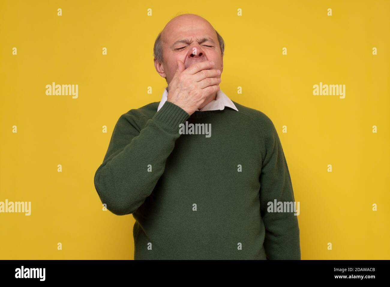 Müde Senior Mann gähnend Gefühl müde, Mangel an Energie Stockfoto