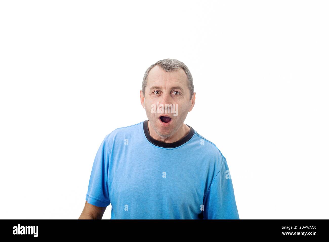 Schockiert Mann mittleren Alters mit weit geöffneten Augen und Mund isoliert auf weißem Hintergrund mit Kopierraum. Ich überraschte einen Angestellten mittleren Alters mit en as Stockfoto