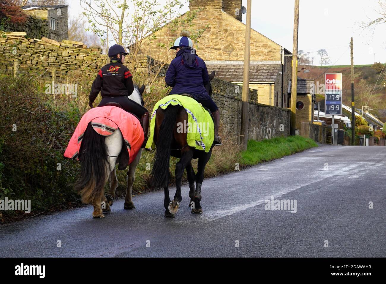 Zwei Reiter unterwegs in Thornsett, Derbyshire Stockfoto