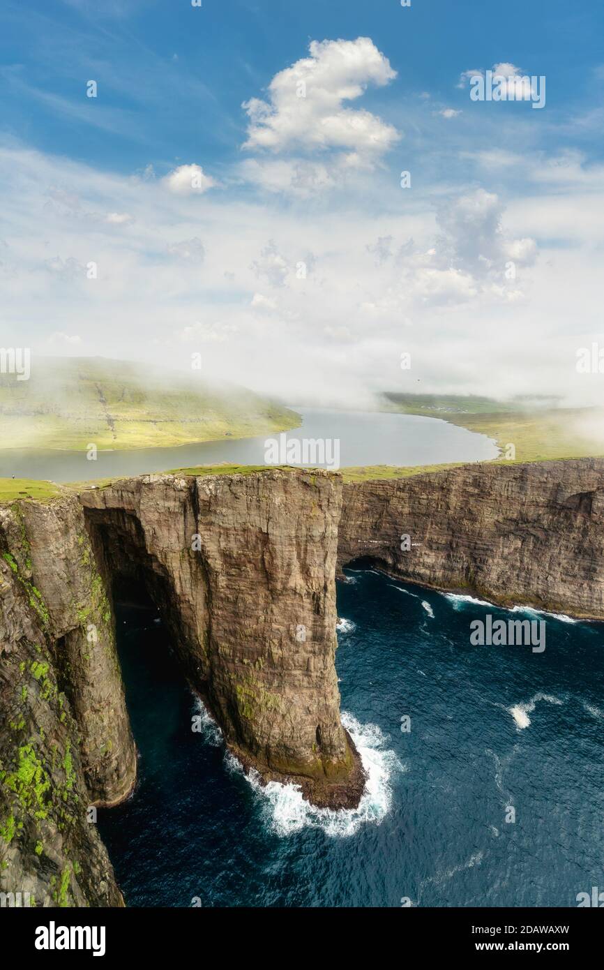 Leitisvatn Sorvagsvatn See über dem Atlantik, Färöer Inseln Stockfoto