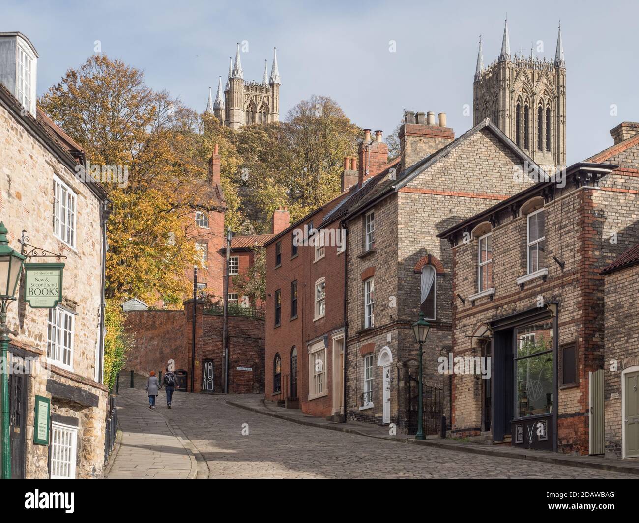 Blick auf Lincoln's Steep Hill, eine mittelalterliche Altstadt Touristenattraktion an einem ruhigen Tag mit 2 Personen Stockfoto