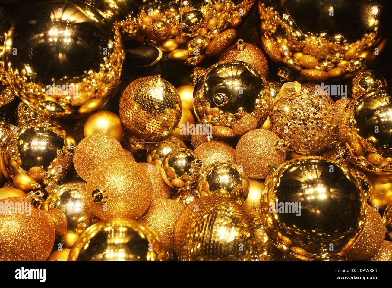 Disco-Stil Hintergrund mit hellen und glänzenden goldenen Kugeln Stockfoto