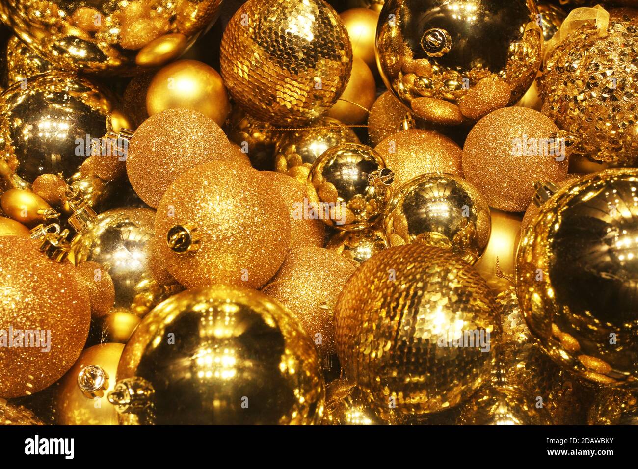 Festliche goldene Bälle mit Funkeln und Reflexen Stockfoto