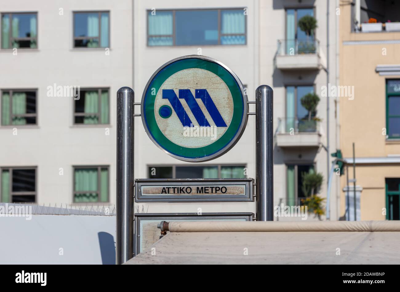 Athen, Griechenland. 10. November 2020. Monastiraki Platz, Attiko Metro Eingang. U-Bahn-Station Schild Logo auf Edelstahl Plole. Stockfoto