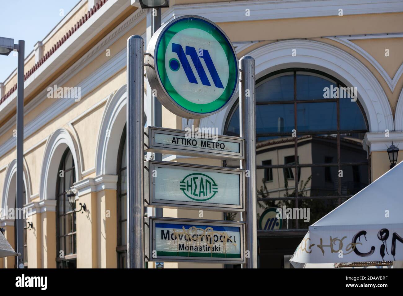 Athen, Griechenland. 10. November 2020. Monastiraki Platz, Attiko Metro Eingang. U-Bahn-Station Schild Logo auf Edelstahl Plole. Stockfoto