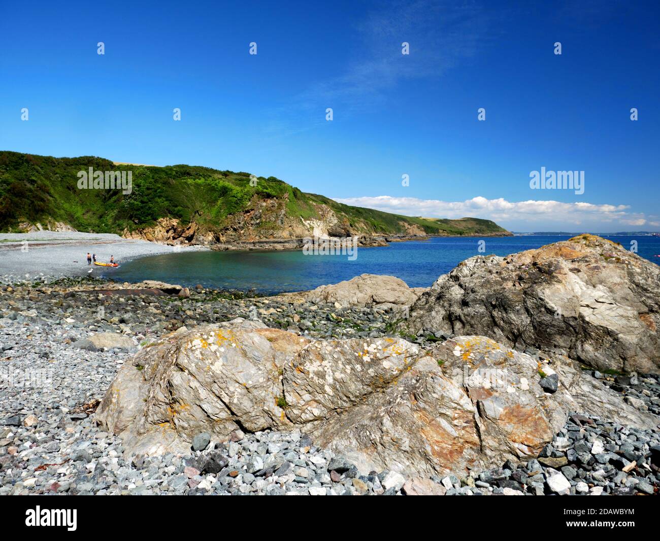 Der felsige Strand von Porthallow (Pralla) auf der Lizard, Cornwall. Stockfoto