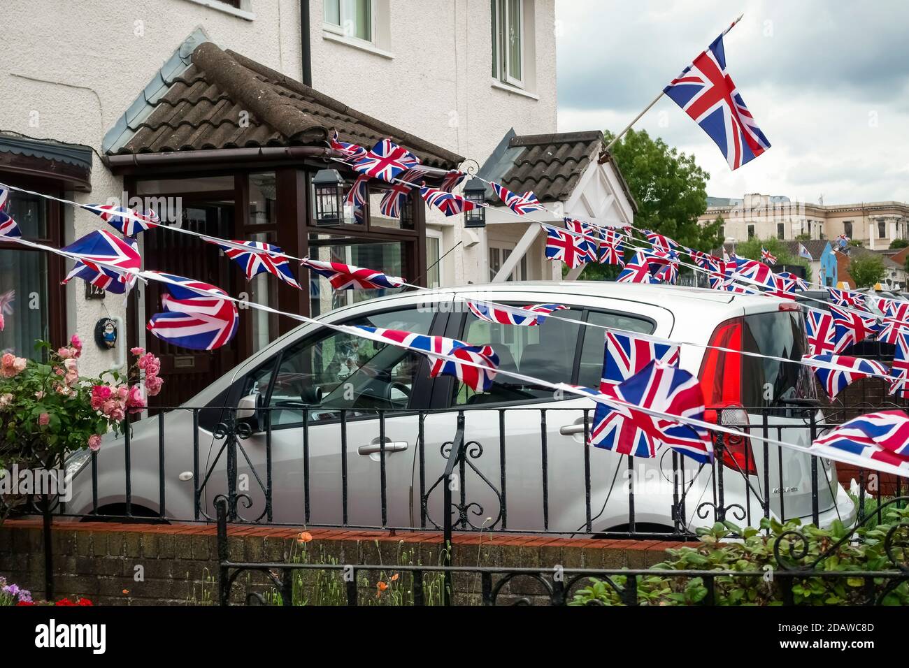 Terrasse des unionistischen Hauses mit Union Jack Flaggen dekoriert. Belfast, Nordirland, Großbritannien, Großbritannien, Europa Stockfoto