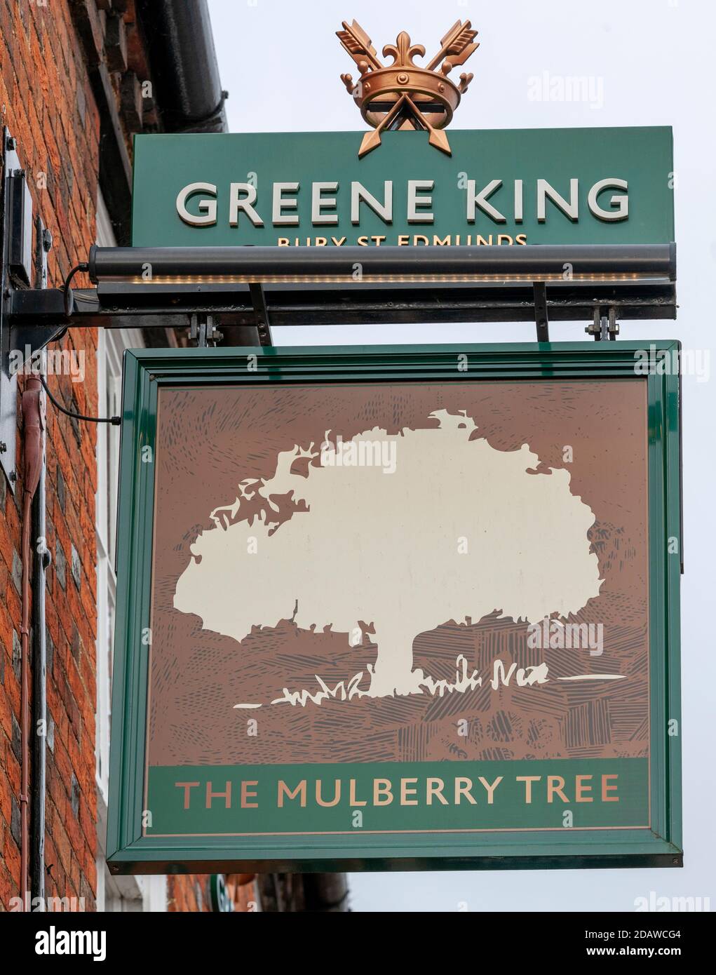 Traditionelles hängendes Pub-Schild für das Mulberry Tree Public House, High Street, Stevenage, Hertfordshire, England, Großbritannien - ein Greene King Pub Stockfoto