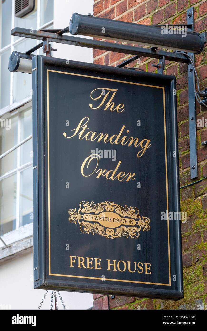 Traditionelles hängendes Pub-Schild im Standing Order Public House, einem Wetherspoon Pub in Stevenage, Herefordshire, England, Großbritannien Stockfoto