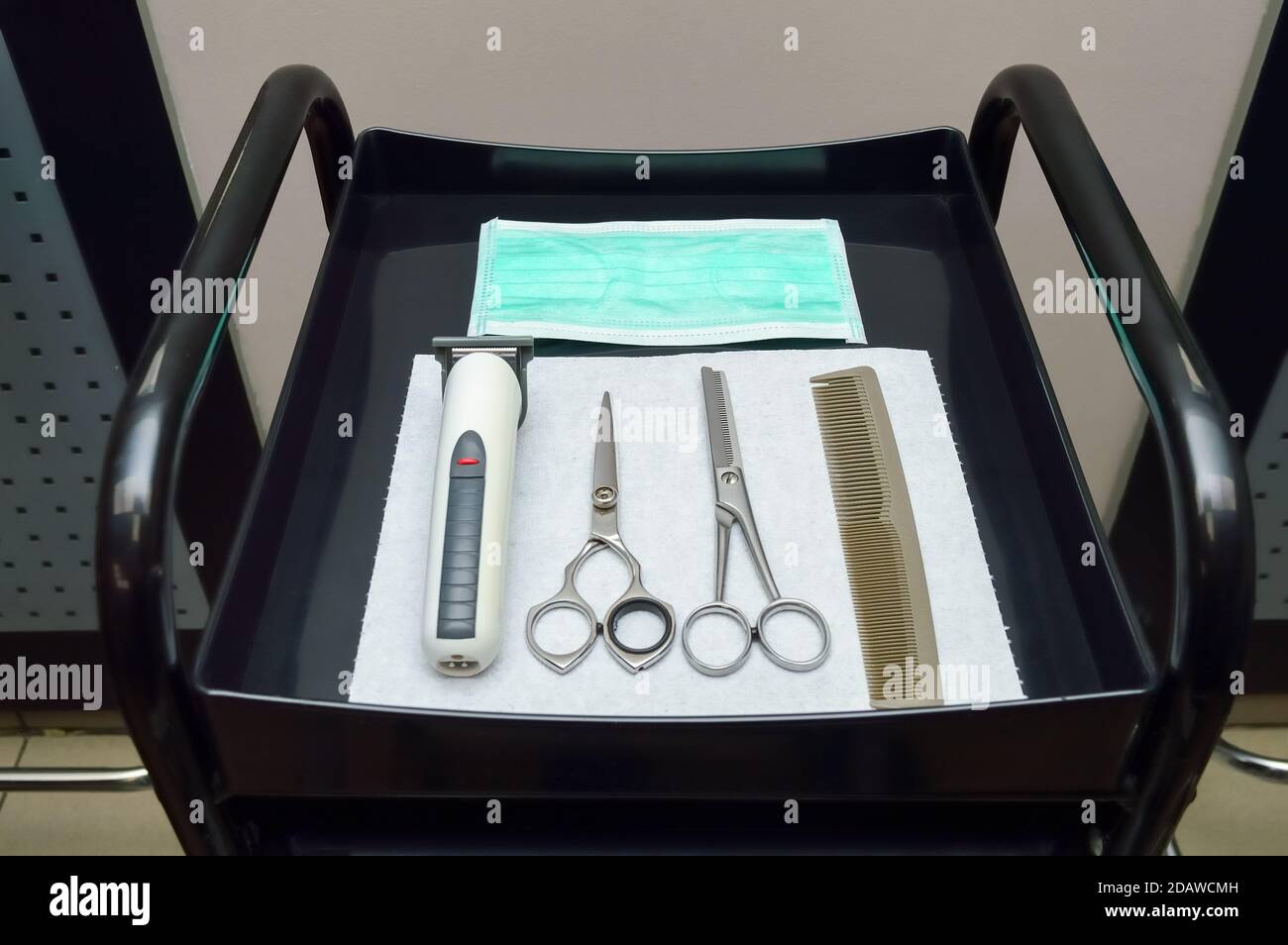 Draufsicht auf Friseurwerkzeuge und Einweg-Schutzmaske vorbereitet Für Haarschnitte während Pandemie-Virus Stockfoto