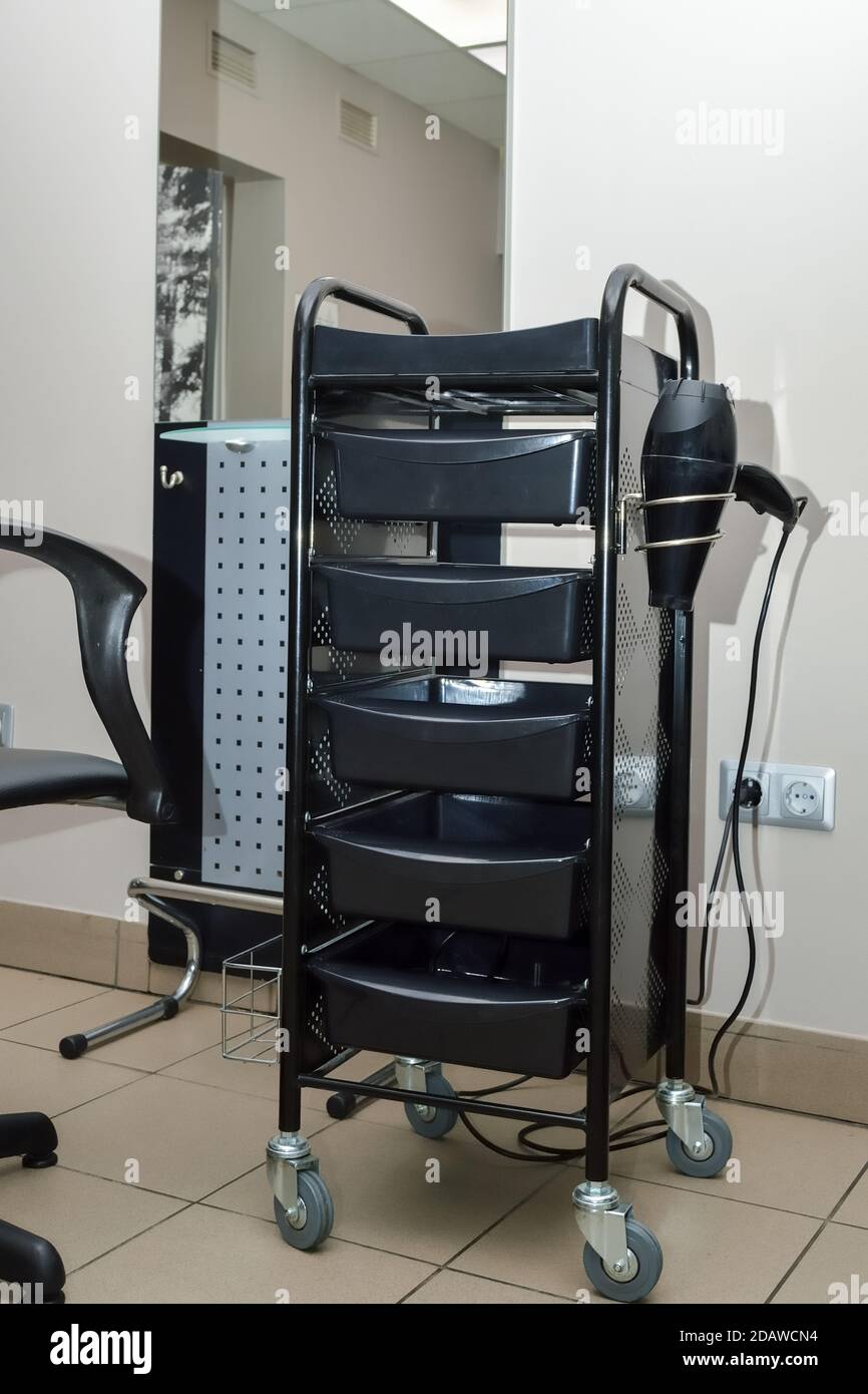 Friseurraum mit Trolley und Haartrockner für die Arbeit vorbereitet Stockfoto