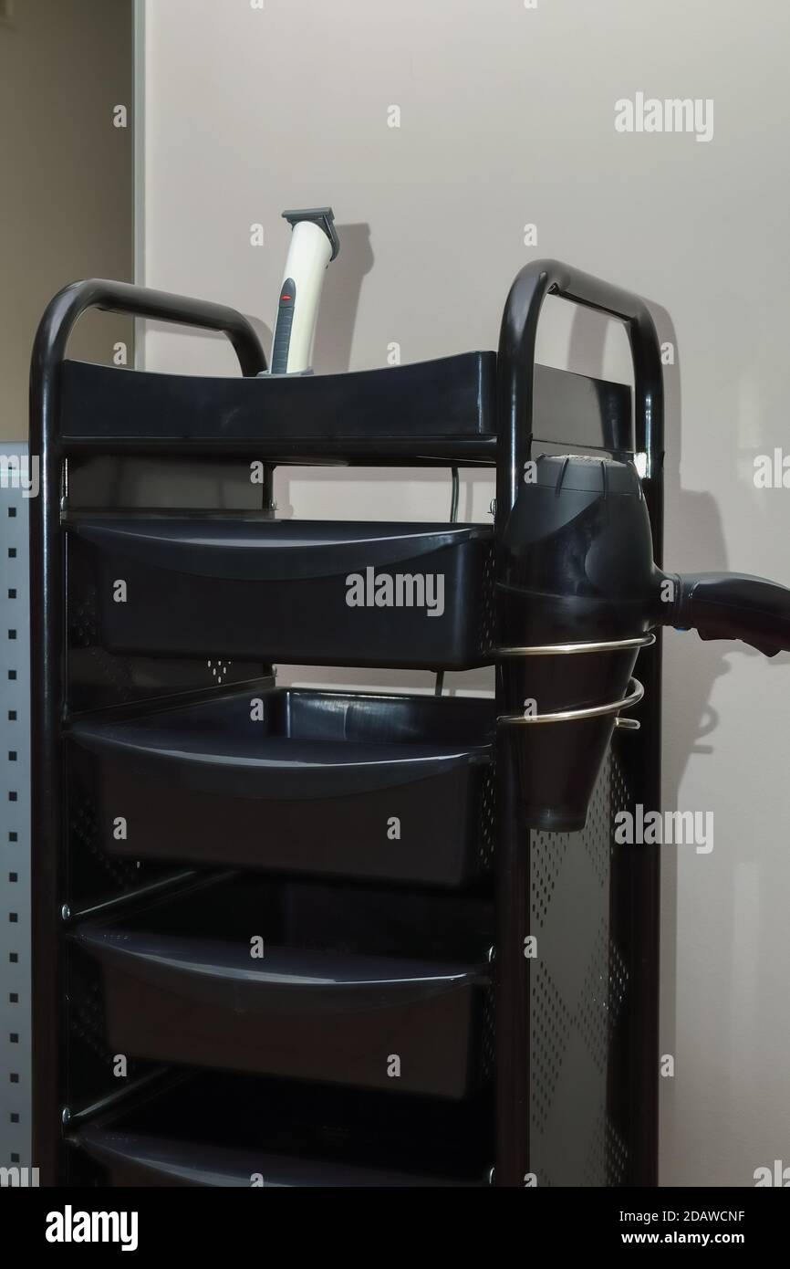 Friseurwagen mit Werkzeugen für die Arbeit vorbereitet steht in einem Schönheitssalon Stockfoto