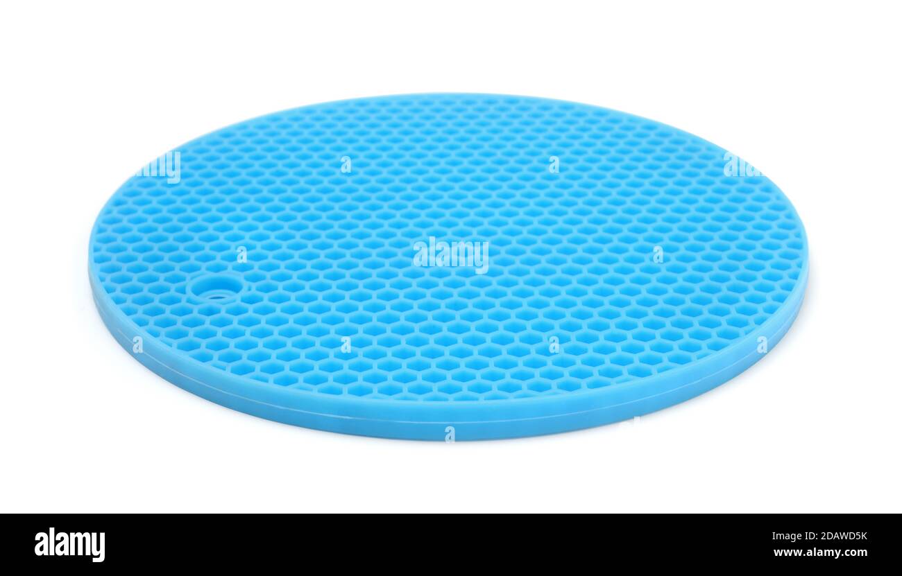 Runde blaue Gummimatte isoliert auf weiß. Seitenansicht. Stockfoto