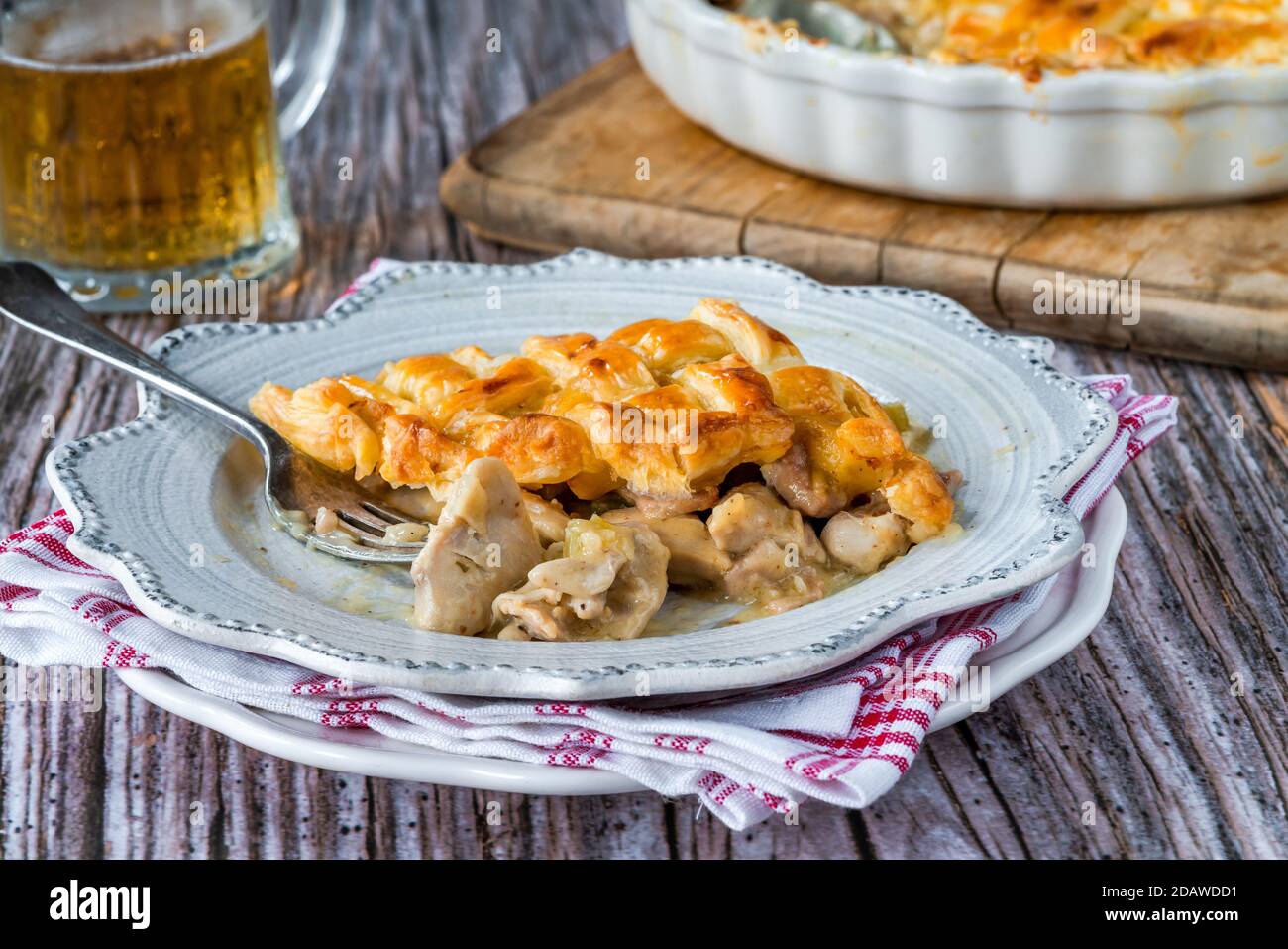 Hähnchen- und Speckkuchen mit Blätterteig Stockfoto