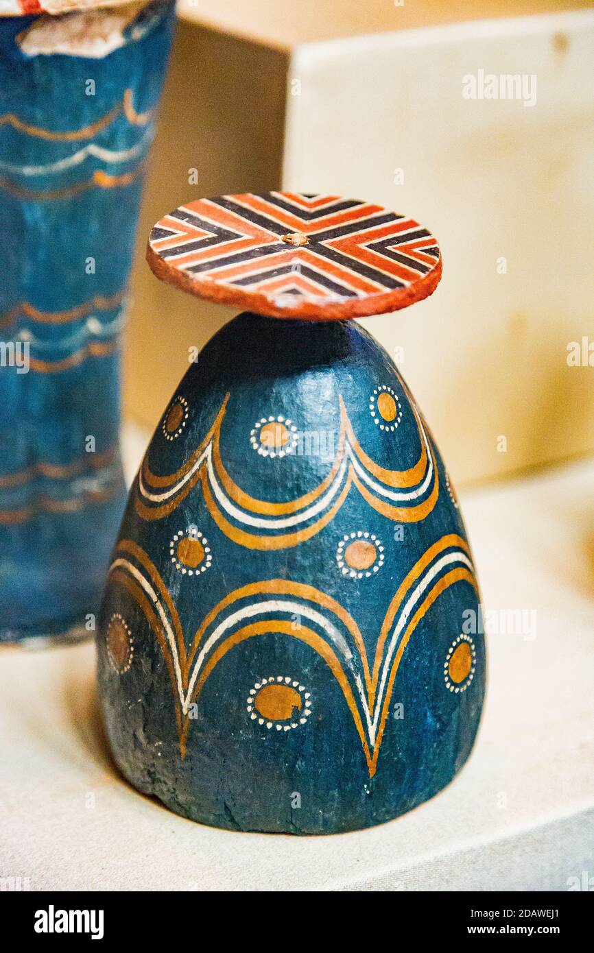 Ägypten, Kairo, Ägyptisches Museum, aus dem Grab von Yuya und Thuya in Luxor : Dummy Vase in Holz, bemalt, um Glasflasche zu imitieren, mit schönen Dekorationen. Stockfoto