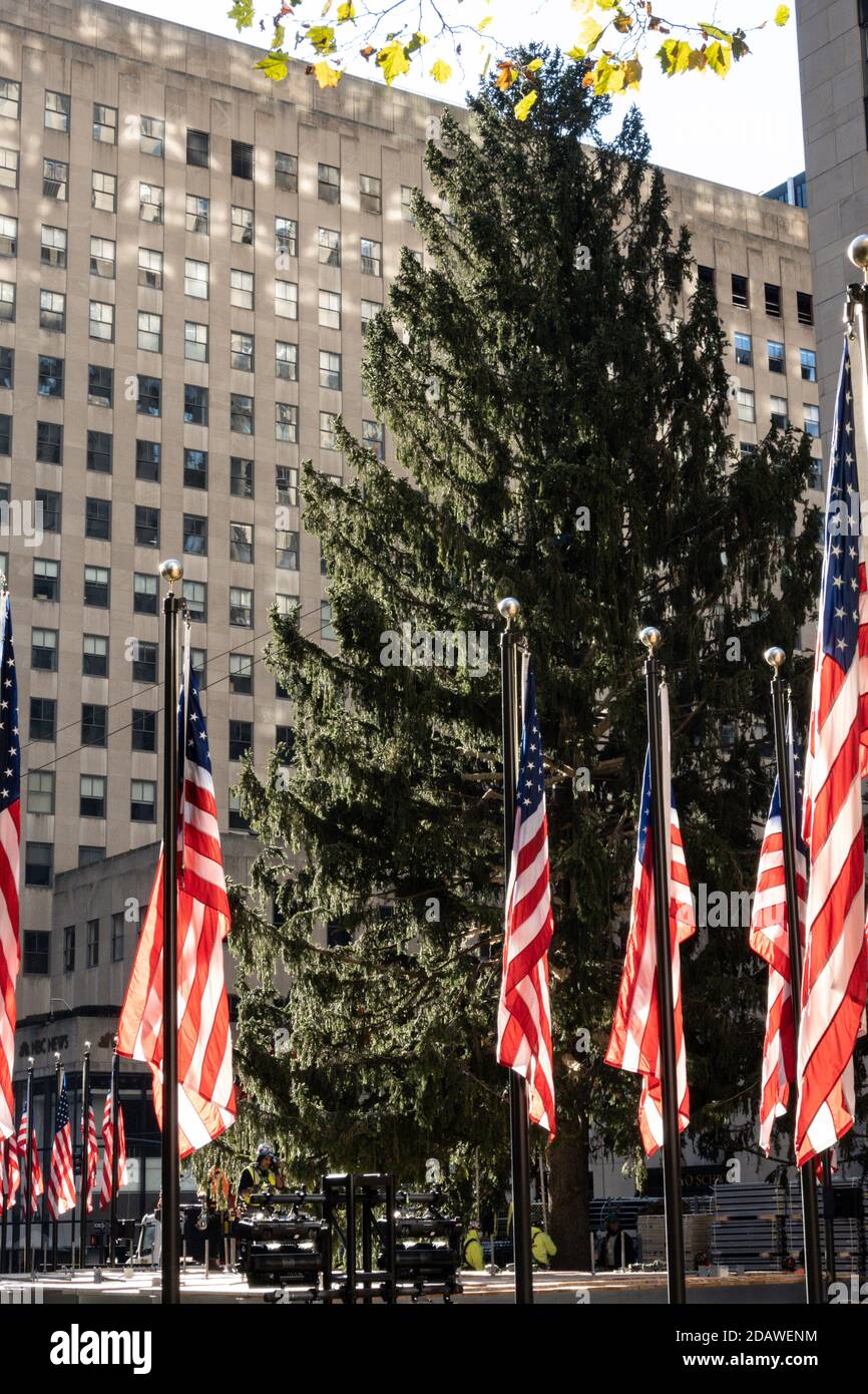 Der kultige Weihnachtsbaum kommt pünktlich zur Weihnachtszeit im Rockefeller Center an, New York City, USA 2020 Stockfoto