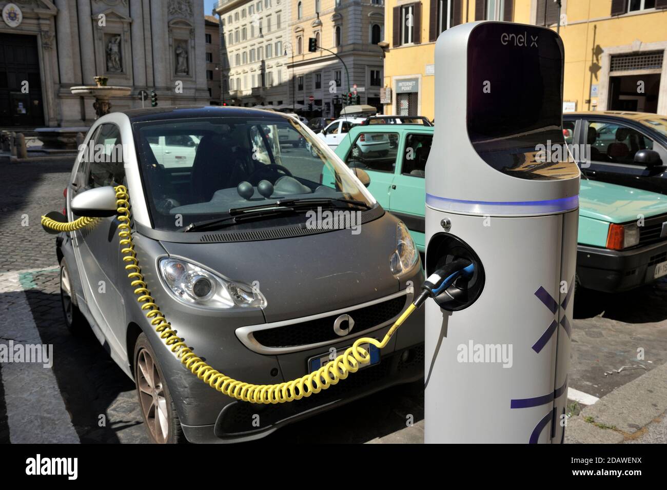 Italien, Rom, historisches Zentrum, Aufladen des Elektroautos Stockfoto