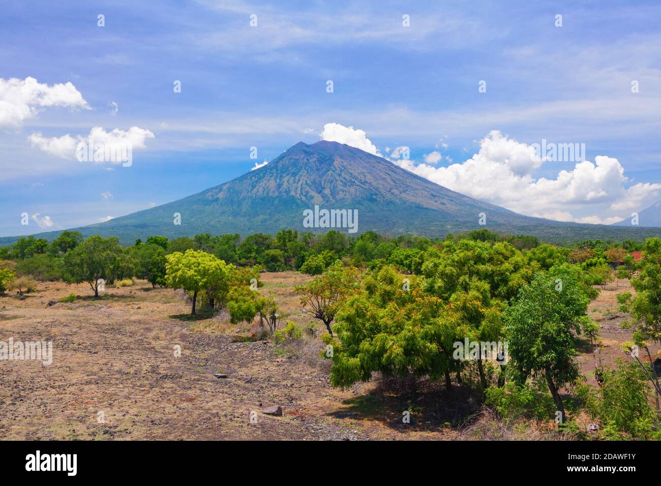 Blick vom Dorf Tulamben auf den Berg Agung. Mount Agung ist ein beliebter Touristenwanderweg und der höchste aktive Vulkan auf Bali, Indonesien. Stockfoto