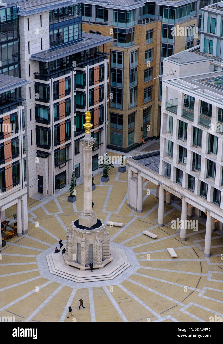 Luftaufnahme des Paternoster Platzes von der Steinernen Galerie der St. Paul's Cathedral. City of London, Großbritannien Stockfoto