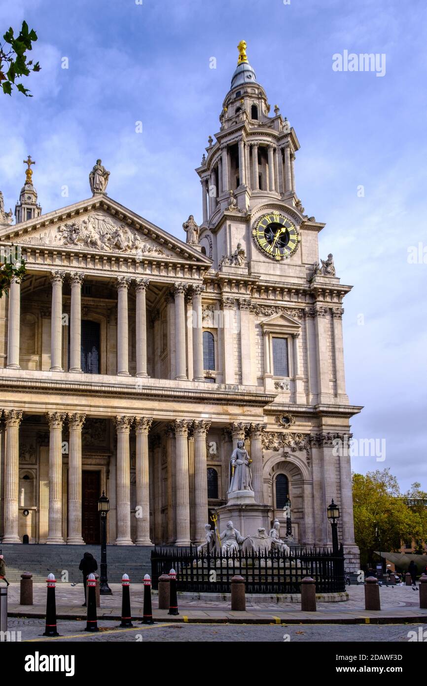 Westeingang zur St. Paul's Cathedral, Church of England berühmtes denkmalgeschütztes Gebäude auf dem höchsten Punkt der City of London. Stockfoto