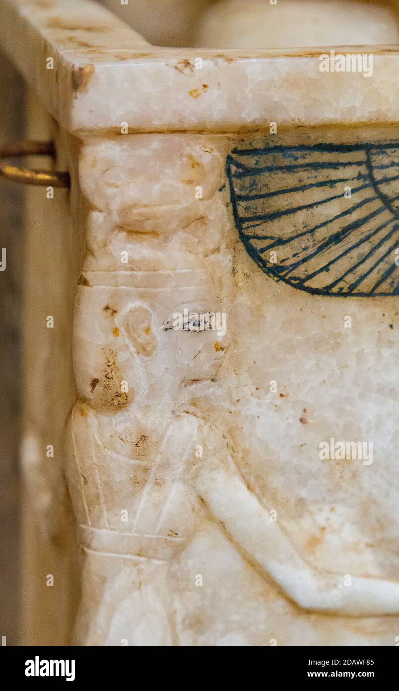 Ägypten, Kairo, Tutanchamon Alabaster, aus seinem Grab in Luxor: Canopic Box, die Schutzgöttin Neith an der Ecke. Stockfoto