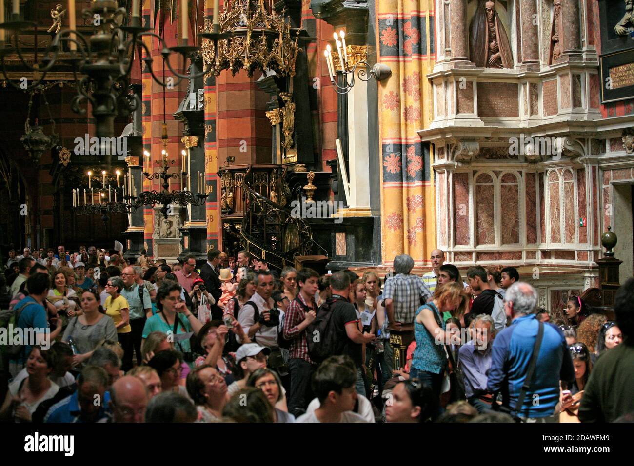 Gruppen von Touristen warten auf die offizielle Eröffnung des Holzaltars der Heiligen Maria von Veit Stoss in der Basilika der Heiligen Maria in Krakau. Stockfoto