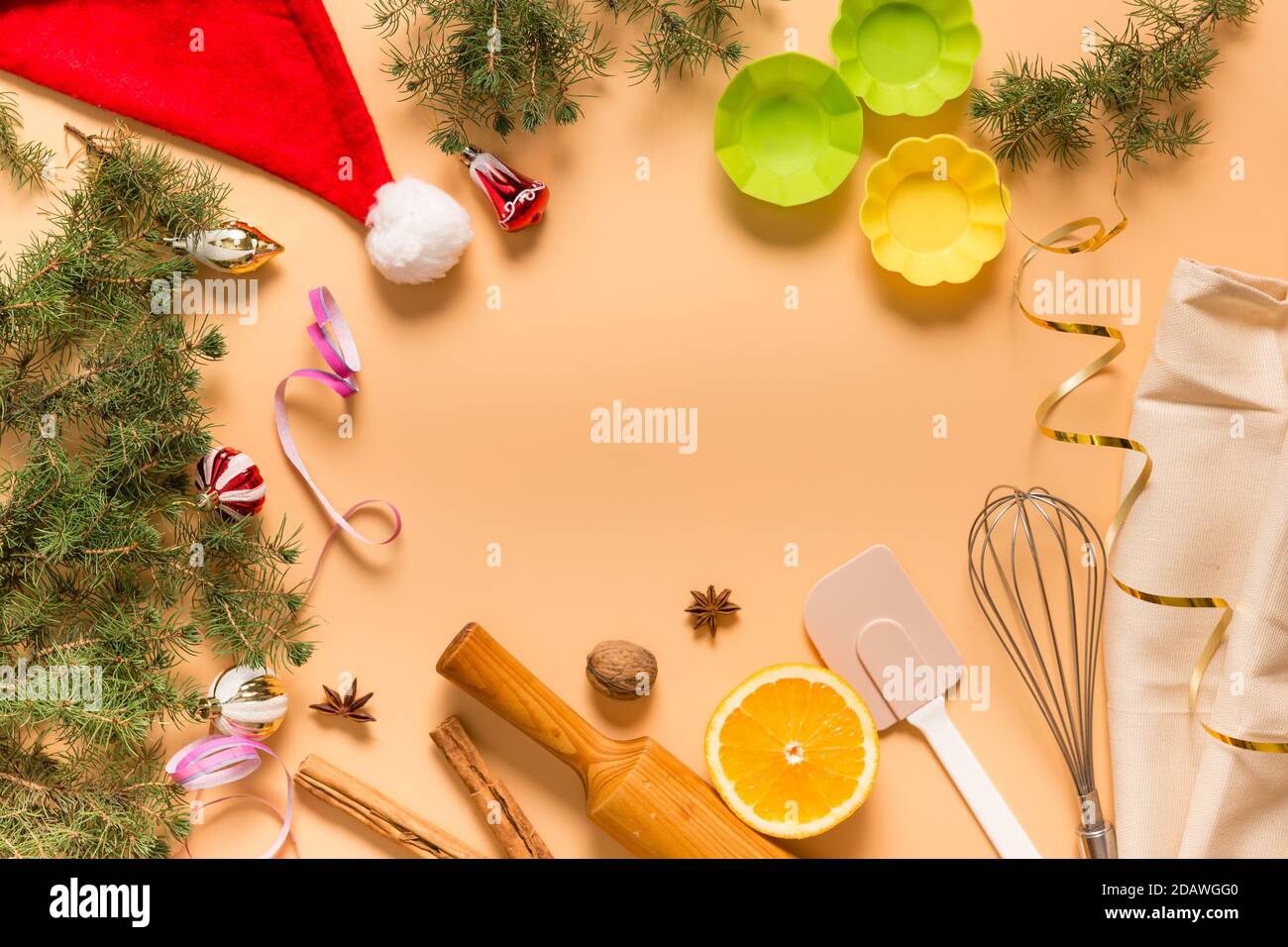 Vorbereitungen für die Feier des neuen Jahres und Weihnachten. Grußkarte. Zutat zum Kochen weihnachtsgebäck, Kekse oder Kuchen. Flach legen Stockfoto