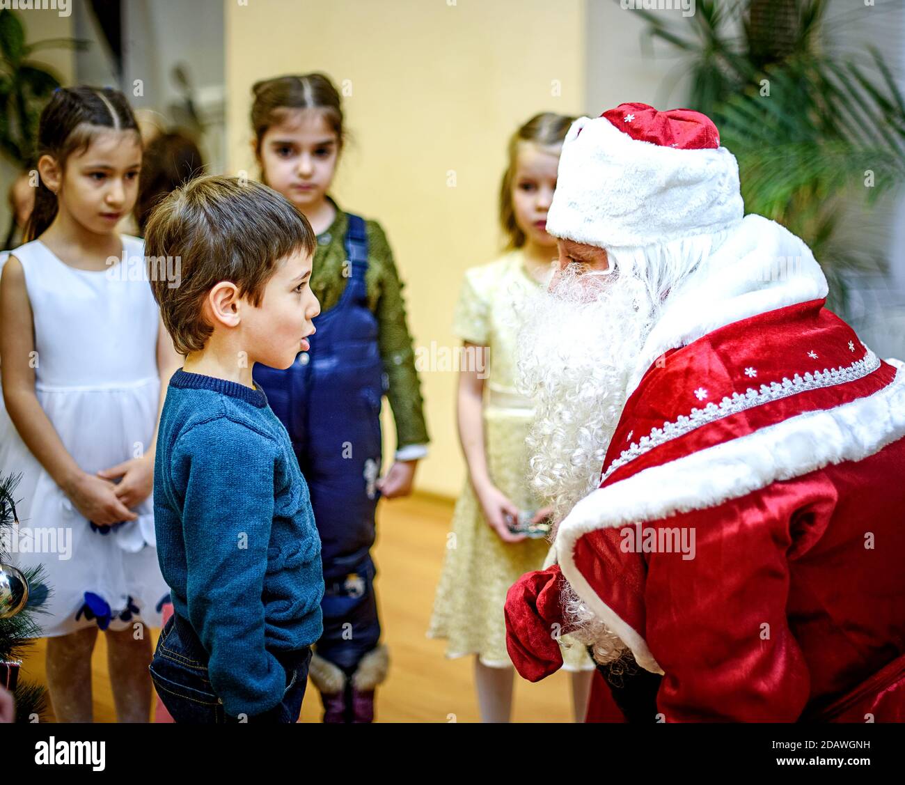Sankt Petersburg, Russland - 23. Dezember 2016: Kinder-Neujahrsgrüße. Kinder spielen mit dem Schnee Maiden und Santa Claus. Emotionen hell Stockfoto