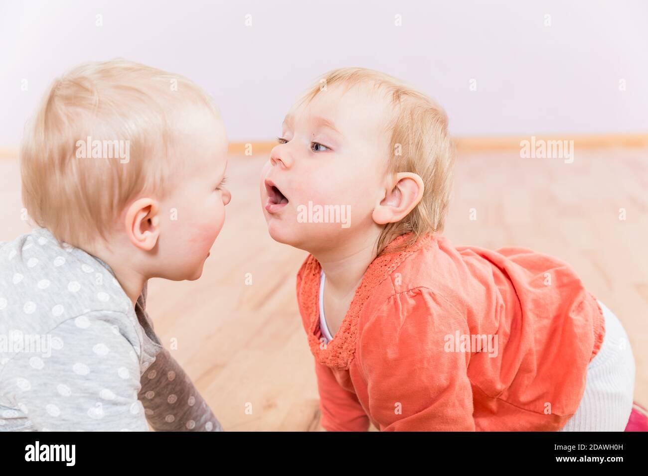 Zwei Kleinkinder spielen miteinander Stockfoto