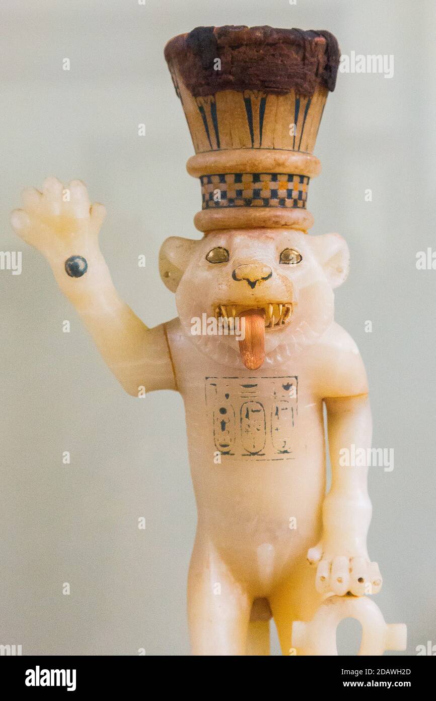 Ägypten, Kairo, Tutanchamon Alabaster, aus seinem Grab in Luxor: Gefäß in Form eines gekrönten Löwen, auf einem Sockel stehend. Stockfoto