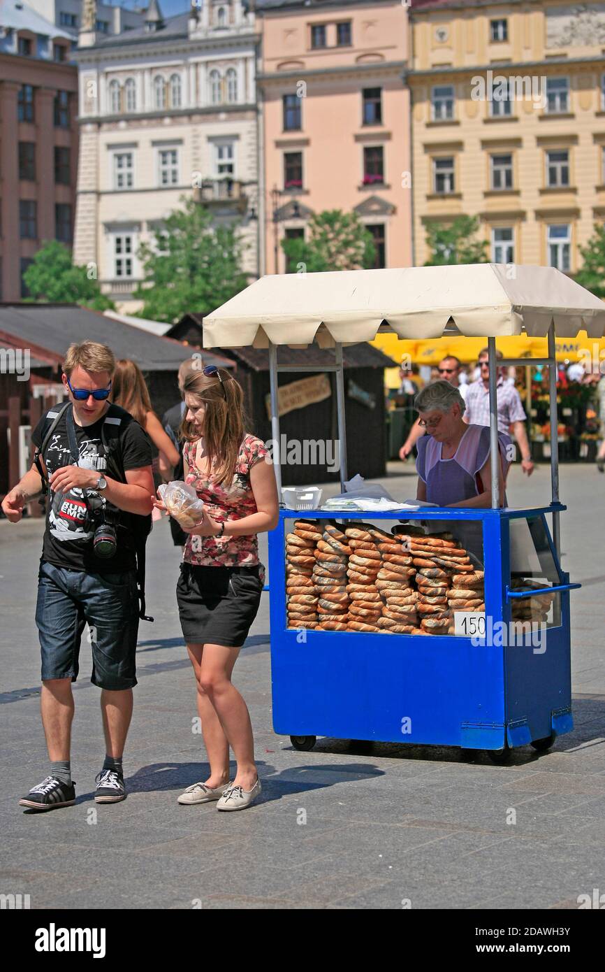 Zur Zeit des Marktes, in der Nähe von Kraków Hauptmarkt gibt es eine reiche Versorgung mit Lebensmitteln und Gerichten. Stockfoto