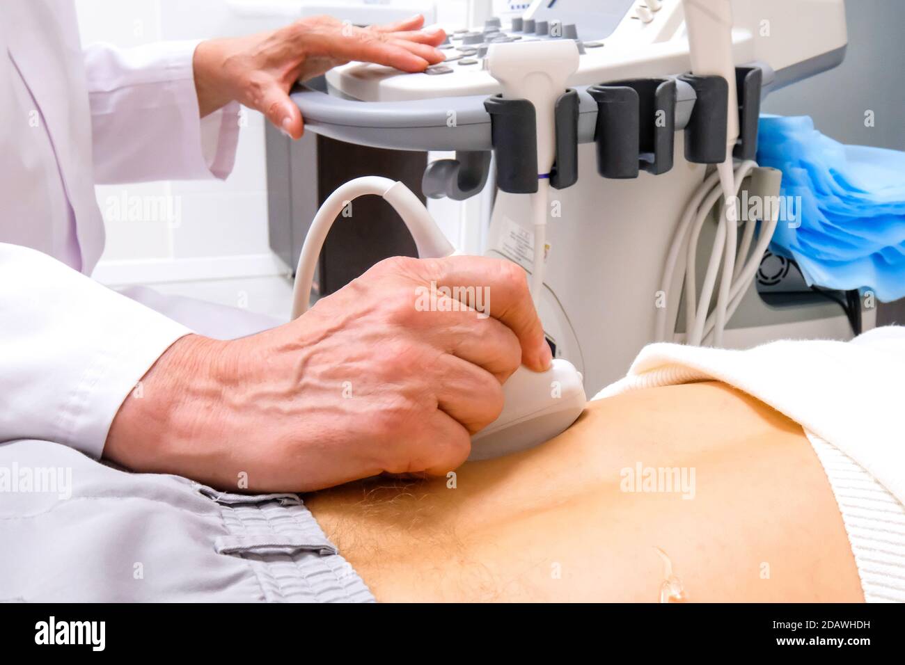 Ein Arzt diagnostiziert menschliche Nieren mit Ultraschall. Urologe Stockfoto