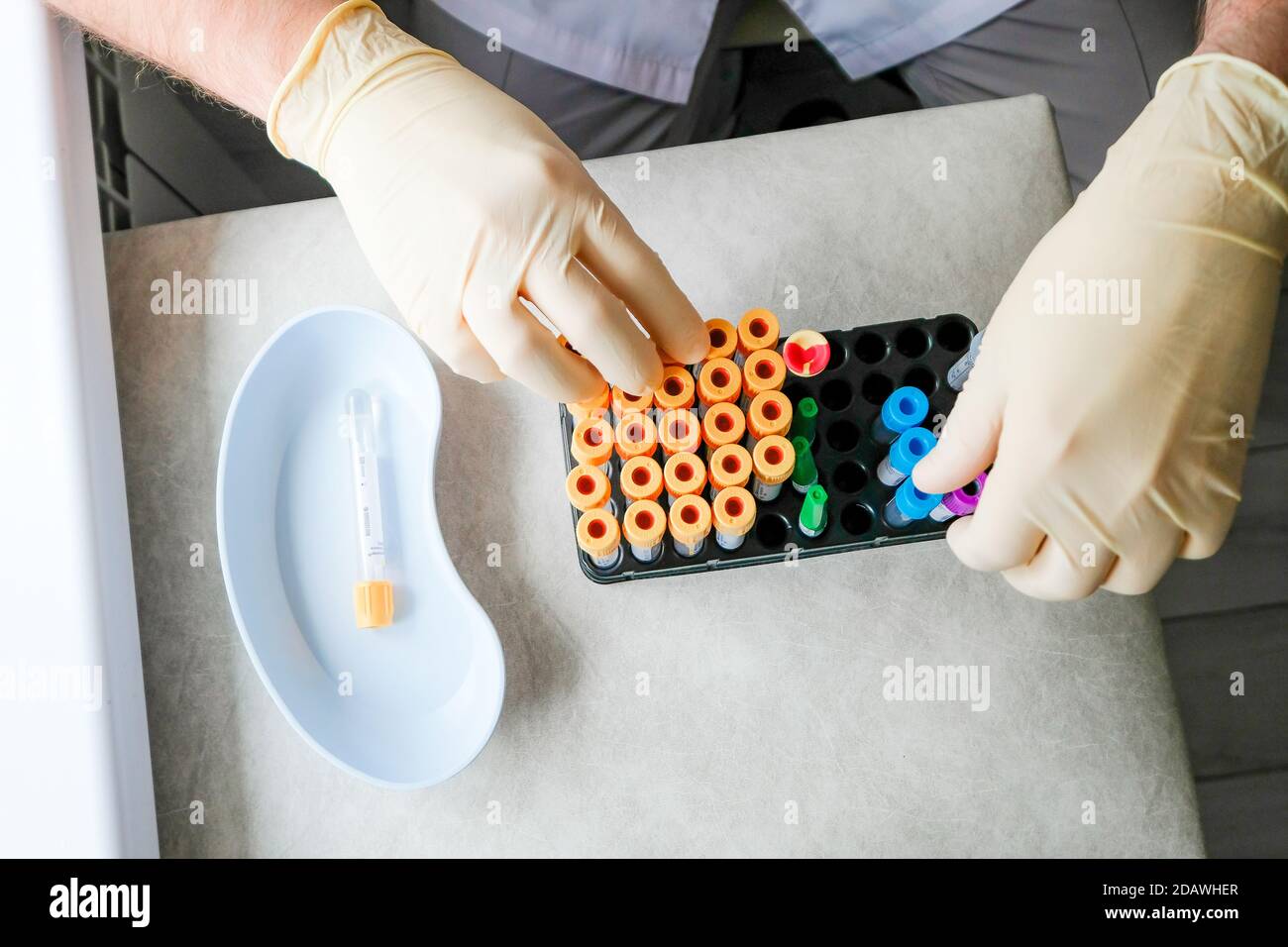 Die Krankenschwester arbeitet mit Reagenzgläsern und Instrumenten Stockfoto