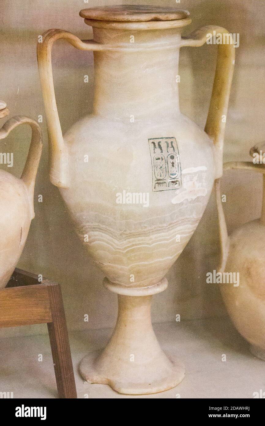 Ägypten, Kairo, Tutanchamon Alabaster, aus seinem Grab in Luxor : große Amphore mit 2 Griffen, die die Kartuschen von Tutanchamon zeigen. Stockfoto