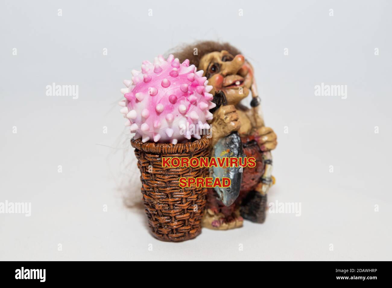 Troll mit dem covid-19 Virus im Korb. Stockfoto
