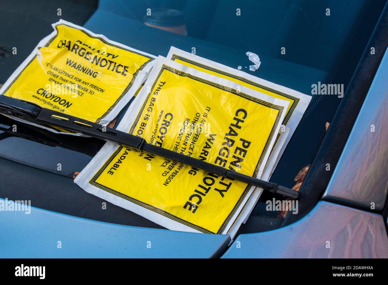 Parkplatzüberwachung Strafgebühr Hinweis PCN auf Auto Frontglas Stockfoto