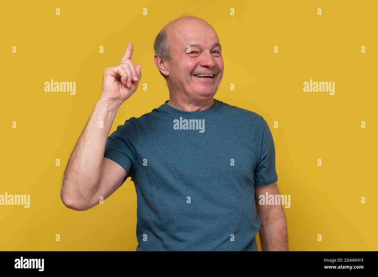 Ein älterer hispanischer Mann zeigt einen Zeigefinger nach oben. Stockfoto