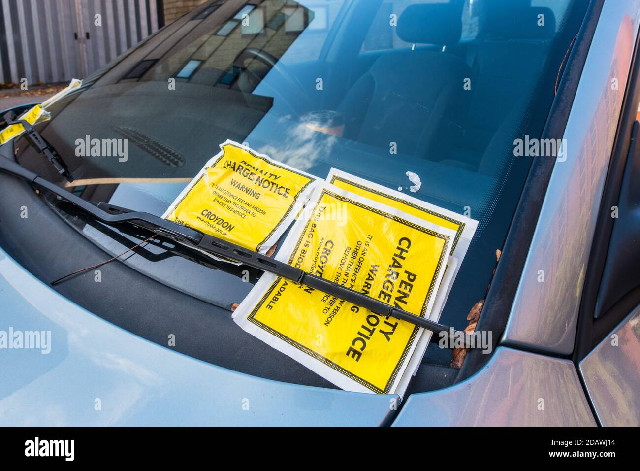 Mehrfache Entgeltgebühr Hinweis PCN an einer Vorderseite des Autos geklebt Fenster in Croydon Rat betrieben Pay-and-Display Parkplatz am Straßenrand Stockfoto