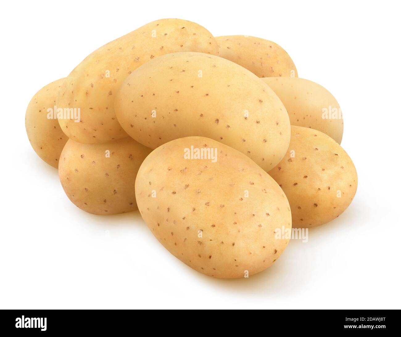 Isolierte Kartoffeln. Stapel von rohen gewaschenen Kartoffeln isoliert auf weißem Hintergrund Stockfoto