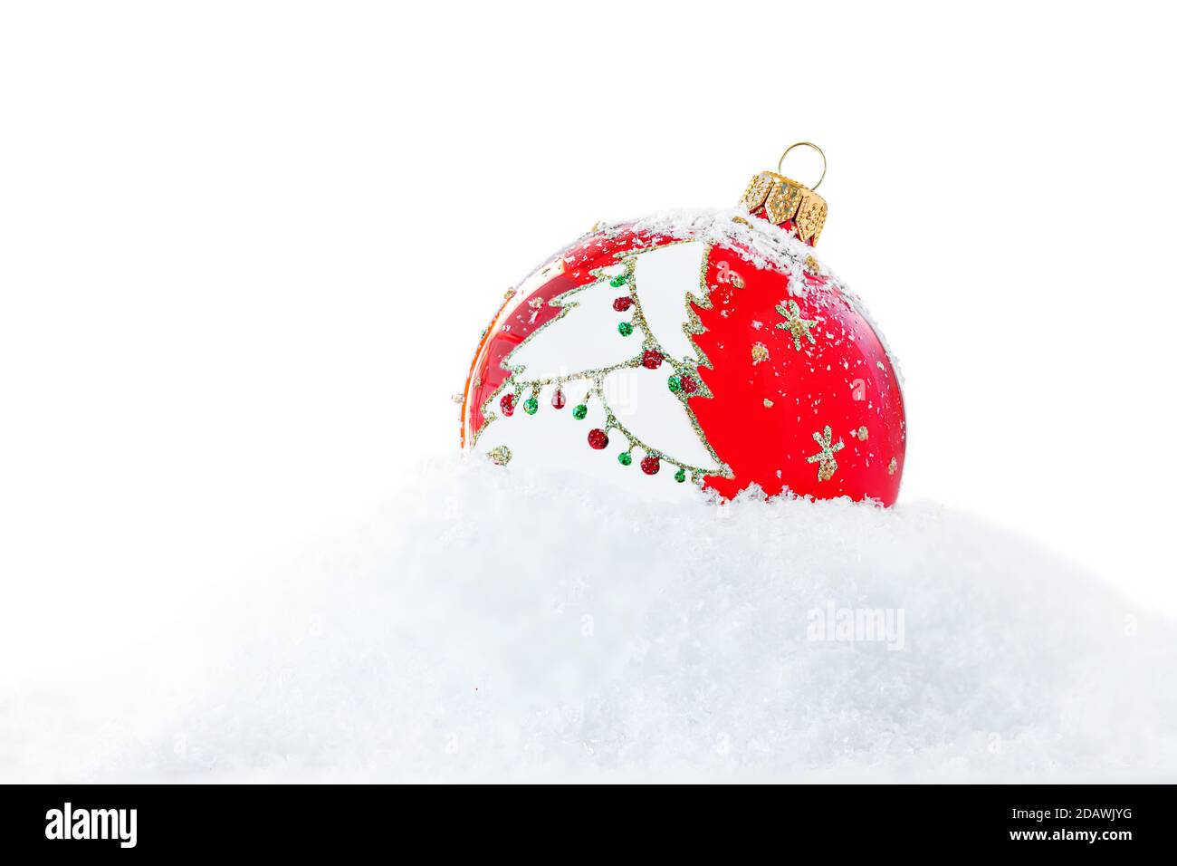 Weihnachten Red Ball mit Tannenbaum Ornament und frostigen Schnee isoliert auf weißem Hintergrund. Weihnachtskarte Stockfoto