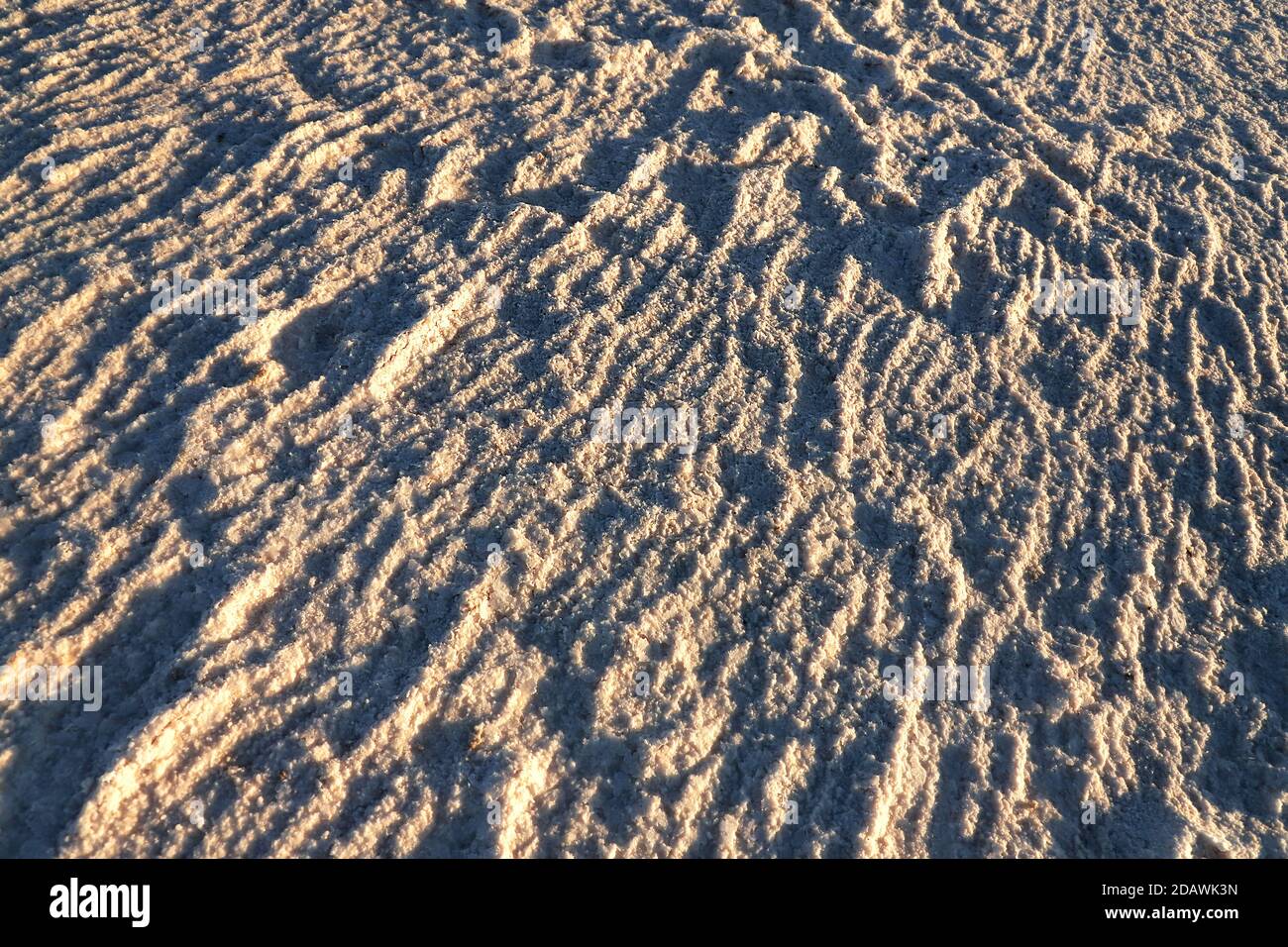 Atemberaubende, weiße Salzwüste oder Salzsee. Interessantes Muster, Linien. Textur Stockfoto