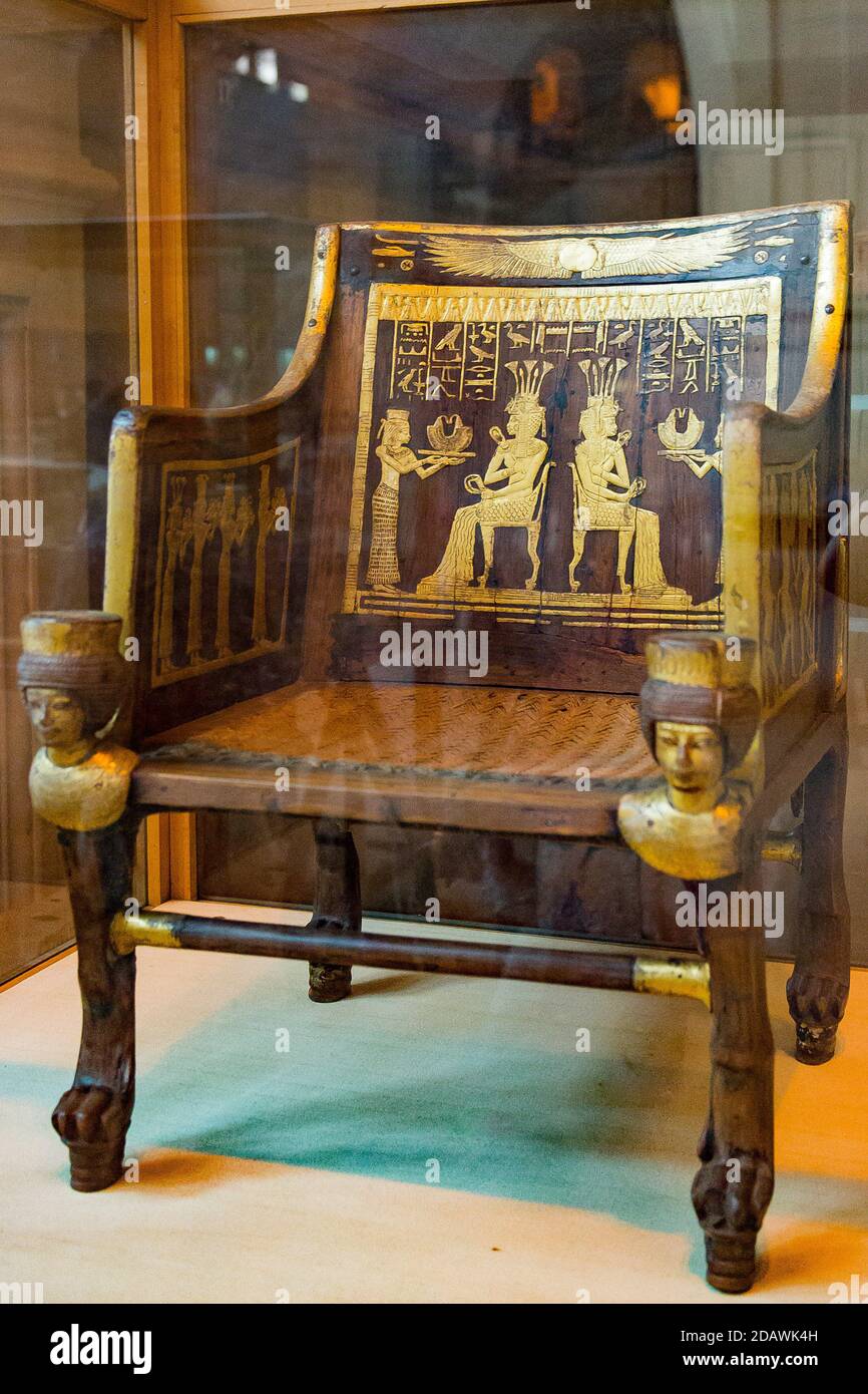 Ägypten, Kairo, Ägyptisches Museum, aus dem Grab von Yuya und Thuya in Luxor : Holzstuhl, mit verputzten und vergoldeten Dekorationen. Die Füße sind Löwenpfoten. Stockfoto