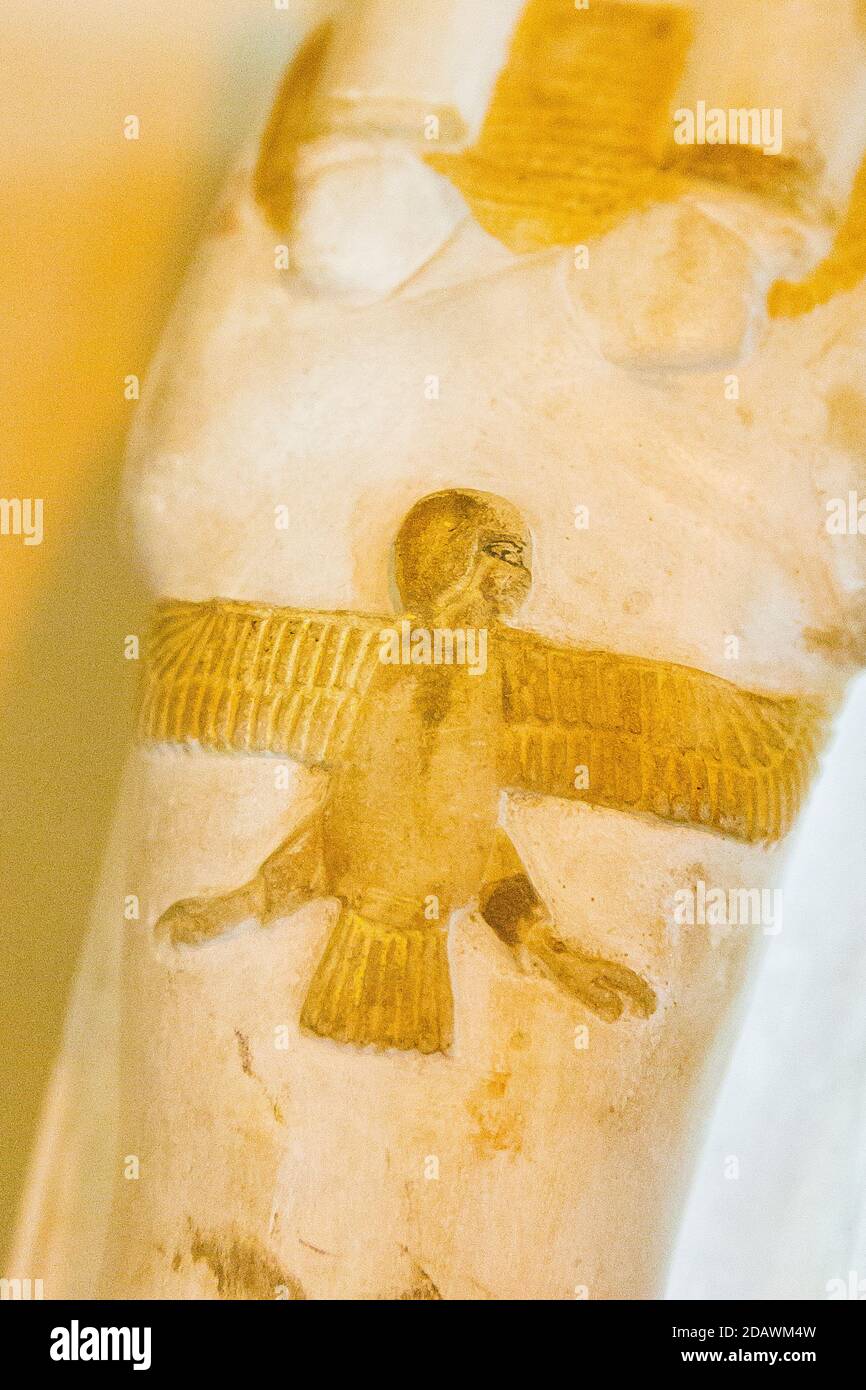Ägypten, Kairo, Ägyptisches Museum, aus dem Grab von Yuya und Thuya in Luxor, Detail eines Osirianischen Kenotaph-Modells: Ein Vogel, die Göttin Isis mit menschlichem Kopf. Stockfoto
