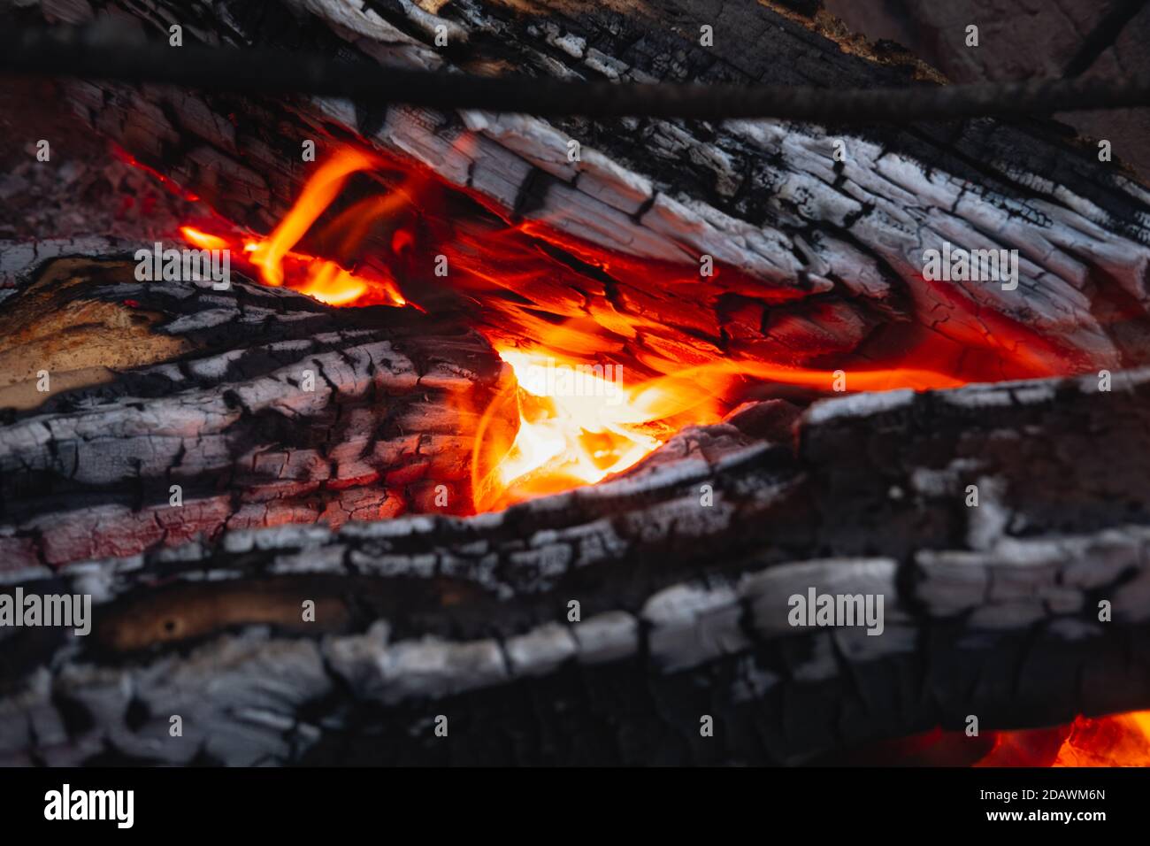 Nahaufnahme des brennenden Brennholzes. Stockfoto