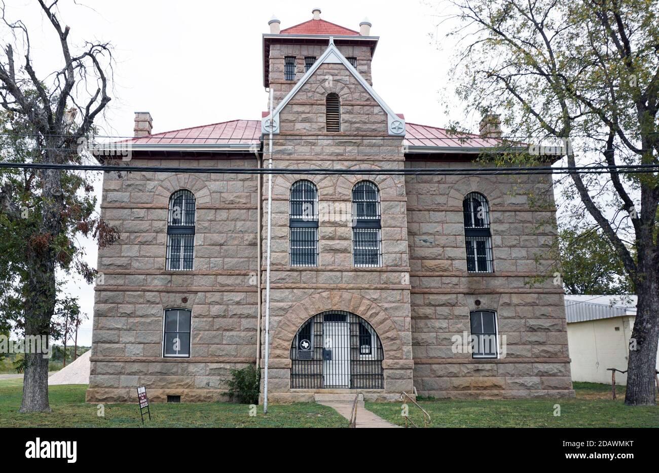 Liano, Texas - Nov. 11,2020 Old Liano County Red Top Gaol erbaut im Jahr 1895. Stockfoto