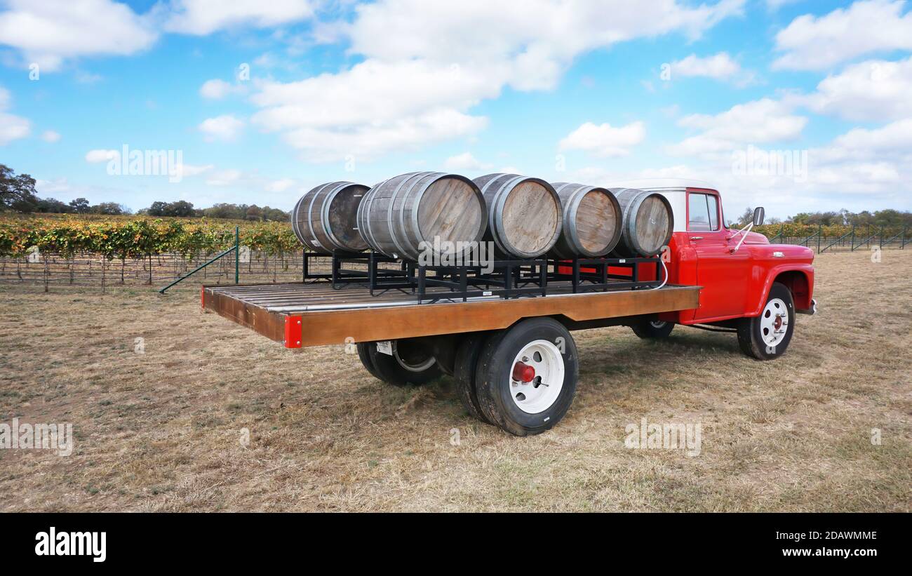Fredericksburg, Texas - 12-2020 Augusta Vin Winery in Texas Hill Country mit 1950 GMC Weinwagen und Weinbergen im Hintergrund. Stockfoto