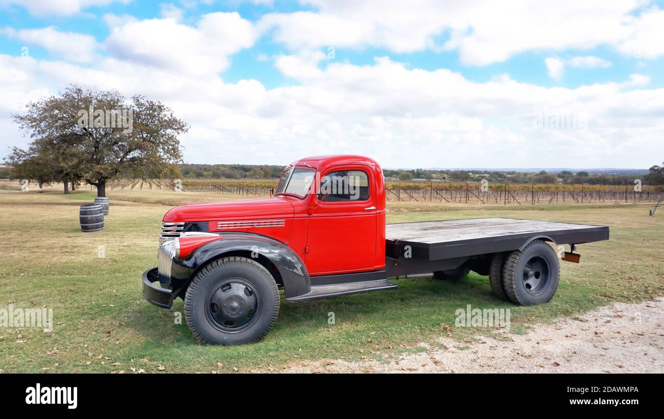 Fredericksburg, Texas - 12-2020 Augusta Vin Winery in Texas Hill Country mit 1942 GMC Weinwagen und Weinbergen im Hintergrund. Stockfoto