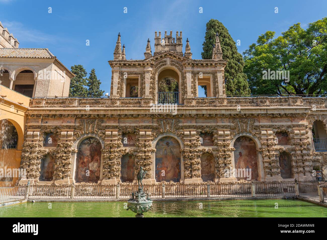 Der Brunnen mit dem historischen Gebäude mit Gemälde im Hof der Real Alcazar Paläste in Sevilla, Andalusien, Spanien Stockfoto