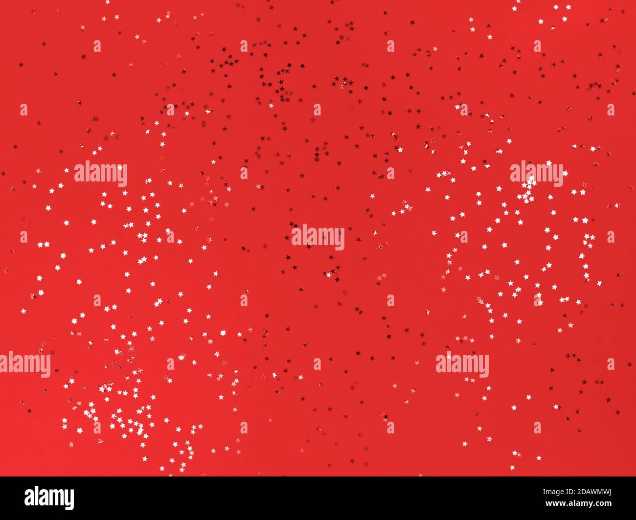Konfetti Sterne auf einem roten Papier. Festlicher Hintergrund. Stockfoto